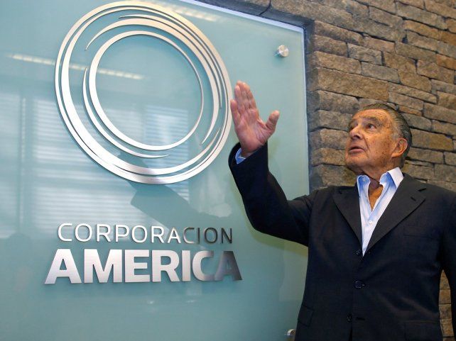 Diego Maradona tendrá una estatua en el Aeropuerto de Ezeiza, según lo anunciado en un aviso fúnebre por el titular de Corporación América, Eduardo Eurnekian