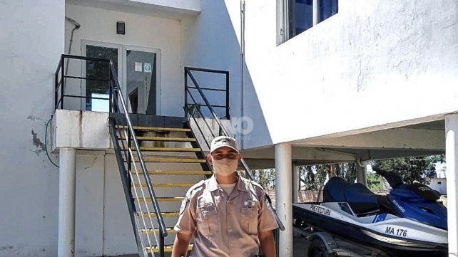 El marinero de la Prefectura, Gustavo Ayala, salv&oacute; a la mujer que se estaba ahogando en el r&iacute;o San Javier.