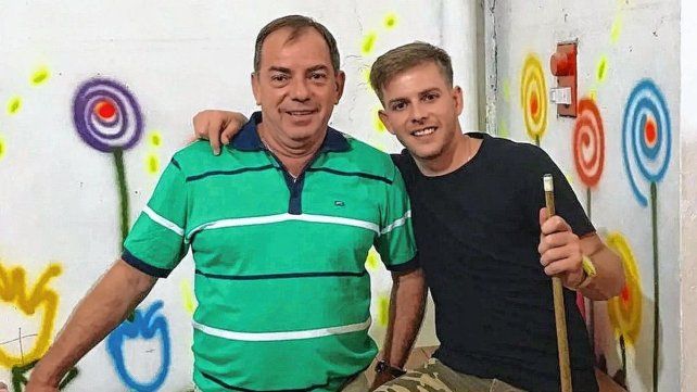 Jorge Alberto Durán, de 61 años, junto a uno de sus hijos.  