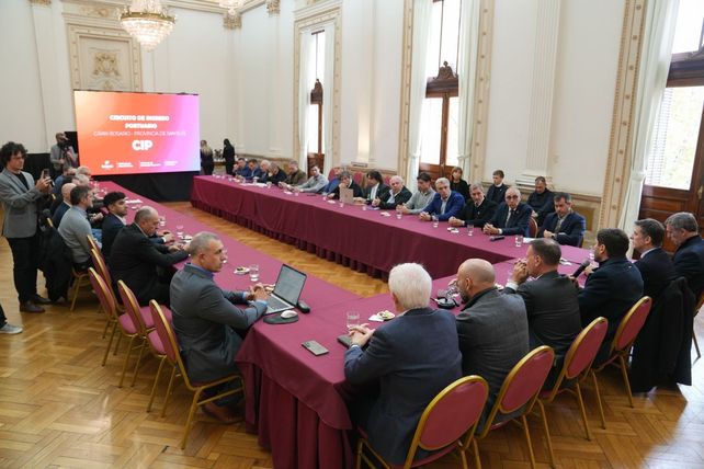 El Gobierno de Santa Fe busca consenso para crear un fideicomiso que financie obras y mantenimiento en rutas portuarias El Gobierno de Santa Fe busca consenso para crear un fideicomiso que financie obras y mantenimiento en rutas portuarias