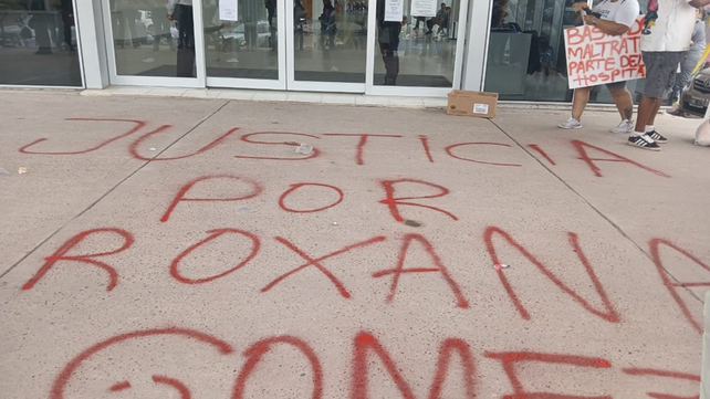 Familiares de Roxana Gómez se manifestaron frente al hospital Iturraspe.