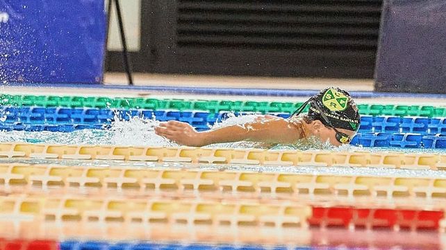 Práctica de natación en el club Regatas Santa Fe.