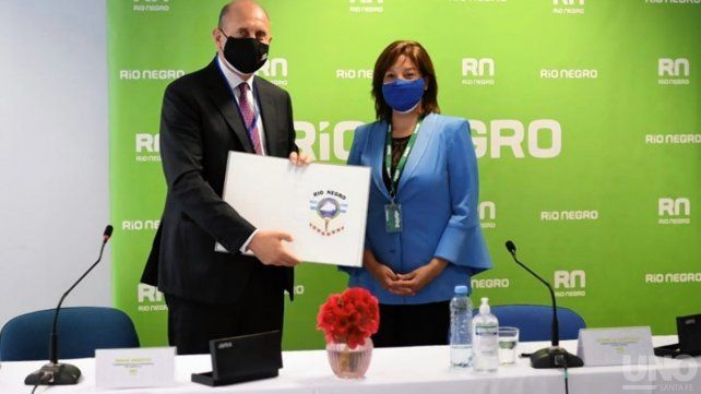 El gobernador Omar Perotti y su par de Río Negro, Arabela Carreras, firmaron el convenio con el Invap.