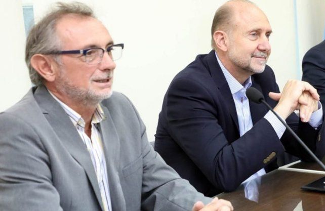 El ministro de la Producción, Daniel Costamagna, junto al gobernador, Omar Perotti.