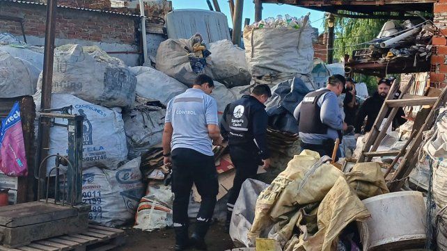 Materiales de dudosa en una chatarrería de Alto Verde