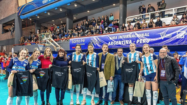 Con el apoyo del gobierno provincial la selecci&oacute;n argentina de v&oacute;leibol femenino jug&oacute; tambi&eacute;n en Sunchales y Puerto General San Mart&iacute;n.