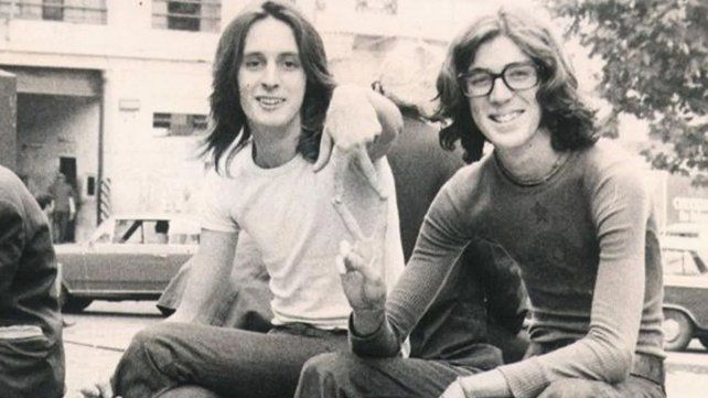Con Nito Mestre, su compañero de la secundaria Dámaso Centeno, formó Sui Generis, donde desplegó, hasta su separación en 1975.