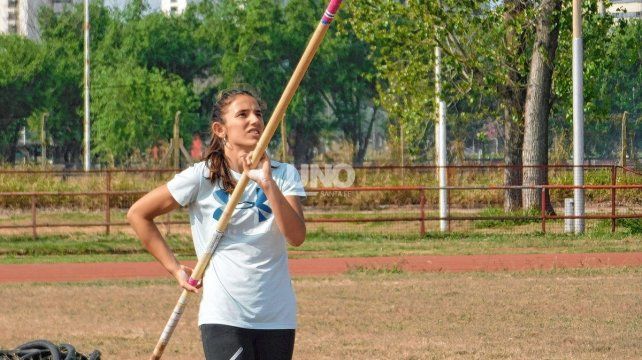 La santafesina Luciana Gómez Iriondo competirá este sábado 29 en la prueba de salto con garrocha.
