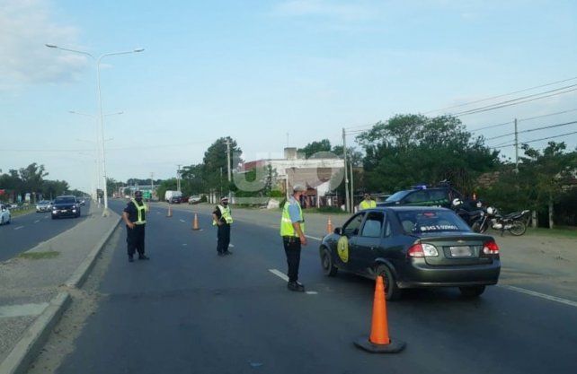Controles en Ruta 1: Entre los kilómetros 1 y 10 se controlaron 341 vehículos y se labraron 173 actas de infracción, de las cuales 25 corresponden a cruces de semáforo en rojo.