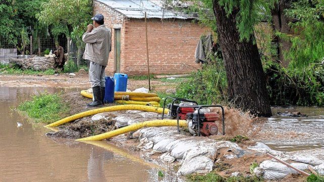 Bombas extrayendo agua de las calles en La Vuelta del Paraguayo.