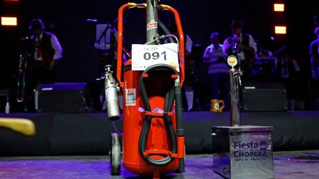 Laura Marcela Vallejos obtuvo el primer puesto por tirar tres lisos perfectos con una chopera que creó con un matafuegos vencido y llamó “La JP”