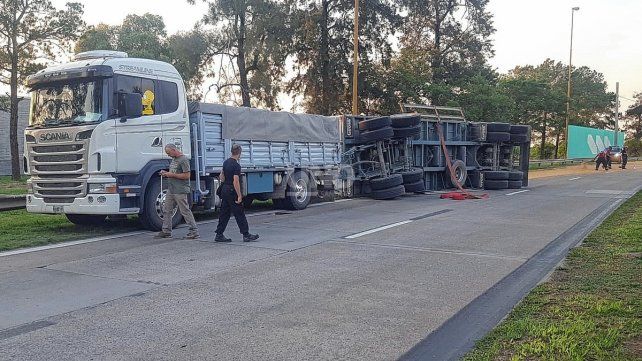 Un camionero volcó el acoplado cargado de maíz que trasladaba a la provincia de Entre Ríos, en avenida de la Constitución, a la altura del Museo de la Constitución 