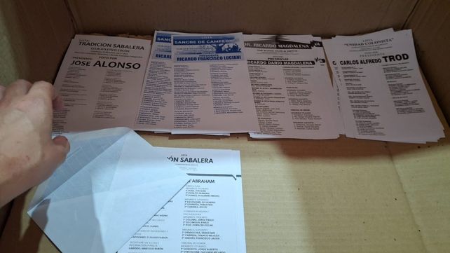 La boleta de Luciani. Según establece el reclamo presentado en Colón, la Junta había determinado que todas las boletas debían ser impresas exclusivamente en blanco y negro, a fin de garantizar igualdad visual entre los participantes.