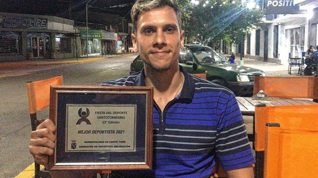 Jordi Godoy fue reconocido como el Mejor de Santo Tom&eacute; en 2021 en la Fiesta del Deporte Santotomesino. Foto: @unionsfbasquet