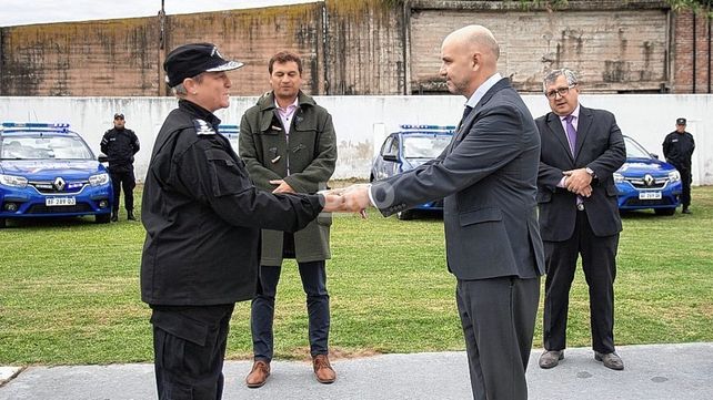 Los vehículos fueron entregados por el Secretario de Seguridad de la provincia, Claudio Brilloni, a la Jefa de Policía Emilce Chimenti.