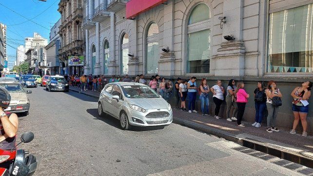 La larga fila para llevar la libreta de AUH a Ansés daba la vuelta por calle Tucumán
