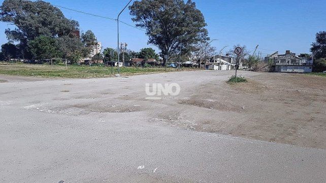 Un cruce que une dos barrios de la ciudad y que los vecinos denuncian en estado de abandono. 