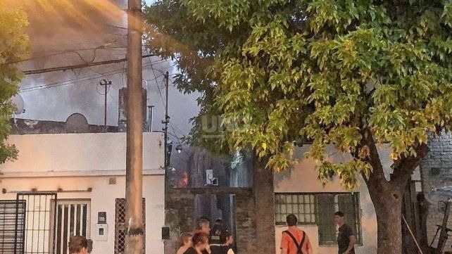 Incendio en una fábrica de copetín en barrio Santa Lucía