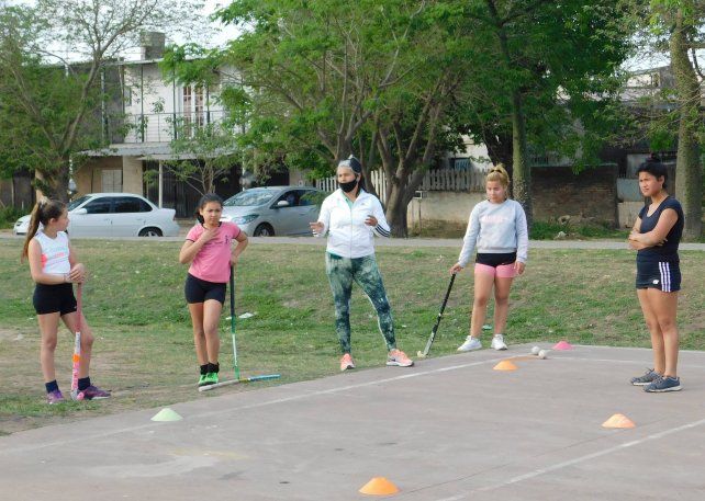 Flavia Quinteros es la entrenadora de un grupo de chicas que busca desarrollar un deporte como el hockey.