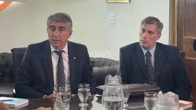 El ministro de Gobierno, Fabián Bastía junto a su par de Economía, Pablo Olivares 