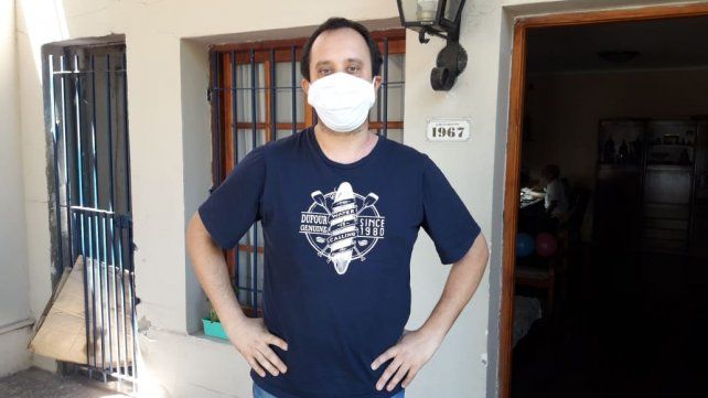 El padre Matías Camussi, de 37 años, rodeado del afecto de su familia tras el brutal accidente en la Ruta 1, que lo dejó al borde de la muerte.