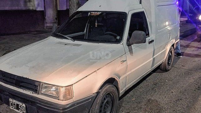 Auto secuestrado a los detenidos por los autos incendiados en Rosario.