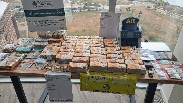 Millones de pesos, miles de dólares, euros y reales, sumado a 39 tarjetas de débito fruto del allanamiento al departamento del puerto santafesino