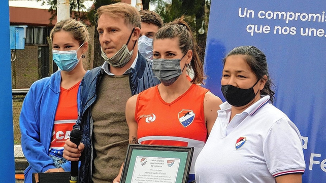 La Asociación Santafesina reconoció con una plaqueta a la arquera Cecilia Pastor, integrante de la selección nacional de pista que jugó en Estados Unidos.  