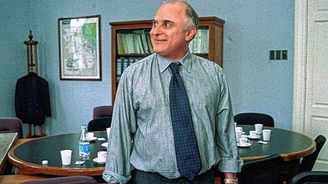 Lifschitz se prepara en su despacho municipal en noviembre de 2001 para debatir en el Concejo sobre transporte.