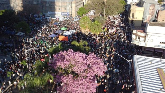 Masiva marcha universitaria en Santa Fe reunió a miles de personas en un acto que tuvo lugar en la intersección de Rivadavia y Bulevar.