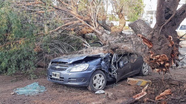 El auto dónde quedó atrapado el policía en medio de la tormenta en la ciudad de Santo Tomé 