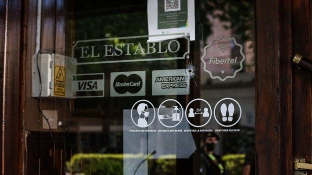 Uno de los disparos contra el frente de la tradicional parrilla en la ciudad de Rosario
