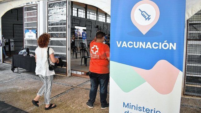 Cuando la vacunaci&oacute;n a adultos mayores, uno de los grupos m&aacute;s vulnerables en la pandemia, est&aacute; lejos de completarse, hubo agentes del Ministerio de Cultura que ya fueron inoculados. Ahora el gobierno investiga qu&eacute; pas&oacute;.