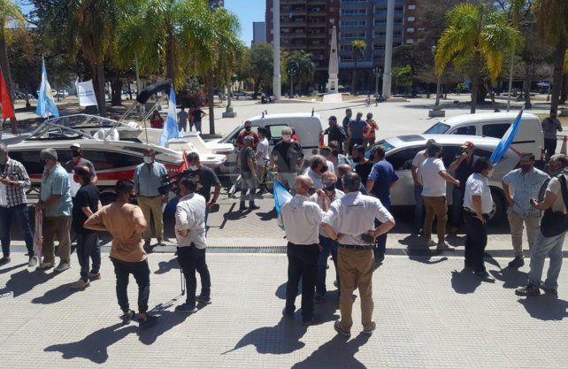 Los dueños de cabañas, náuticas y pescadores, entregaron un petitorio con un protocolo elaborado para que la actividad se pueda desarrollar