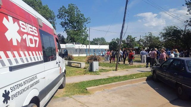 Abrazo simbólico. Fuerte respaldo a Cintia Sgavetti, ex directora del SAMCo de Santo Tomé