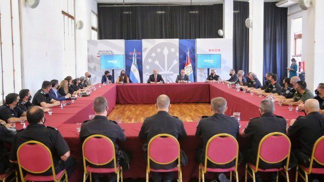 El gobernador Omar Perotti y el ministro de Seguridad Jorge Lagna junto a los jefes de las distintas regionales de policía de la provincia 