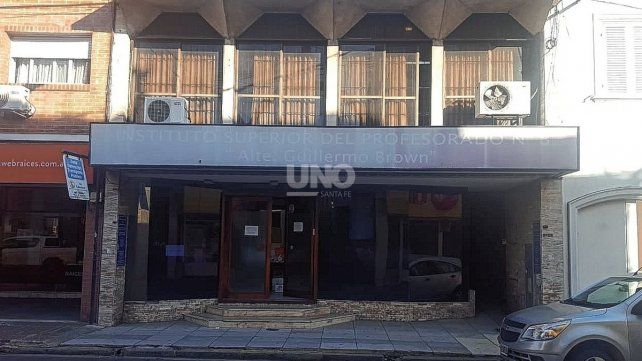Instituto Almirante Guillermo Brown. El anexo funcionaba en pleno centro santafesino. El contrató de alquiler finalizó a finales de abril y ahora docentes, alumnos y asistentes escolares quedaron sin edificio propio. 