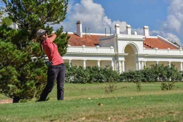 Lucila Alberdi del Club de Campo El Paso integra el equipo de damas de la Federación.  