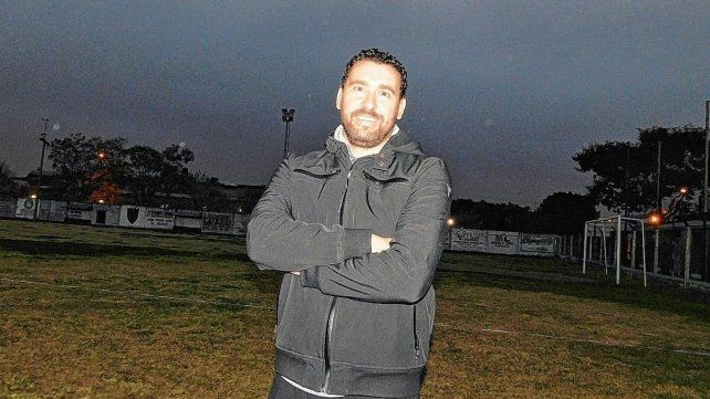 Diego Rodr&iacute;guez, es el director t&eacute;cnico de la Primera Divisi&oacute;n de Newell&acute;s que participa en la A de la Liga Santafesina de F&uacute;tbol.