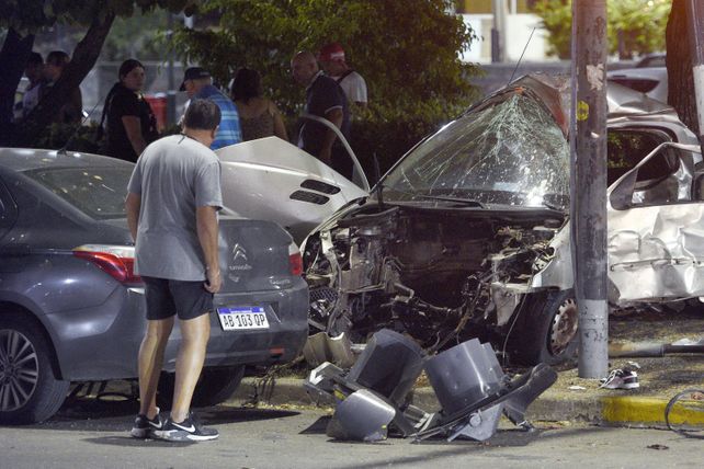 El Peugeot 206 quedó destrozado en la costanera central.