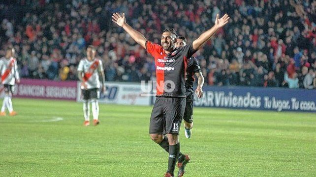 Wanchope Ábila tendría una lesión en Colón y se perdería el duelo ante Lanús.