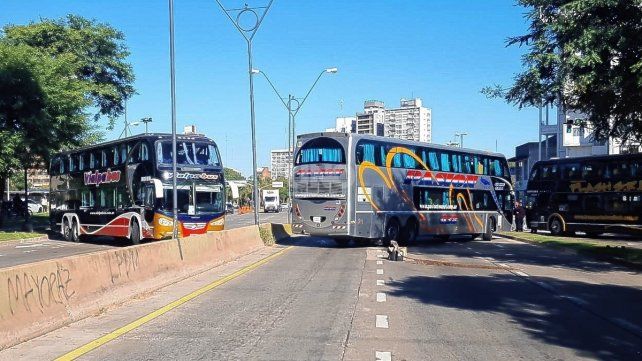 Reclamo de transportistas de turismo autoconvocados. Hace un mes se manifestaron durante más de 50 horas ininterrumpidas en la zona de la Terminal de Ómnibus. Este martes, la protesta se traslada a las rutas e ingresos a la ciudad.
