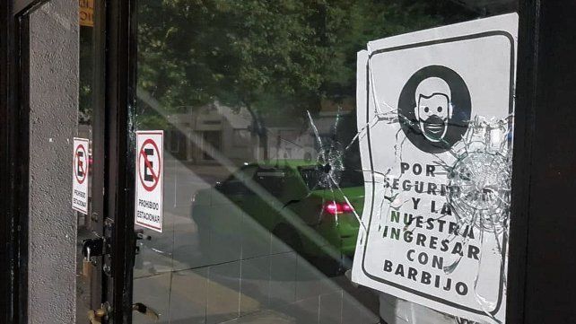 Cinco impactos de bala se registraron sobre el frente del local