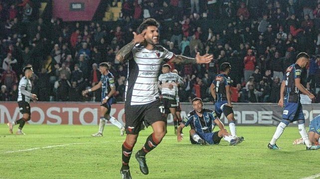 Javier Toledo llega con cuatro amarillas en Col&oacute;n al partido ante Defensores de Belgrano.