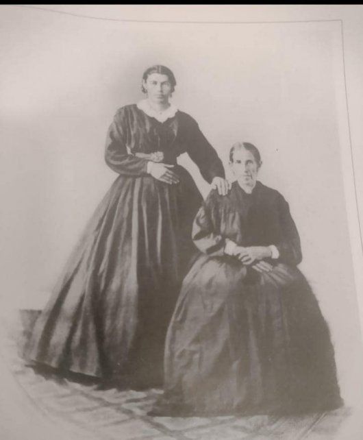 María Antonia Godoy de pie junto a su madre