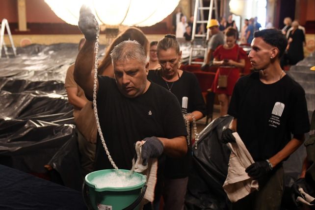 Un ritual con historia: el Teatro Municipal baj&oacute; su hist&oacute;rica ara&ntilde;a ante 50 vecinos que fueron testigos de la ceremonia m&iacute;stica