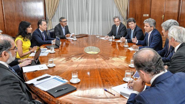 Reunión entre funcionarios nacionales y representantes del FMI.