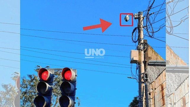 Cámara clave. En la esquina de Calquines y Dorrego hay un domo de seguridad que habría registrado con claridad el paso del vehículo en fuga instantes después del choque y abandono del menor. 