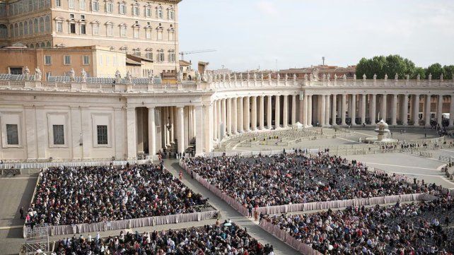 Un multitud de personas se acercaron para darle el último adiós al papa Francisco