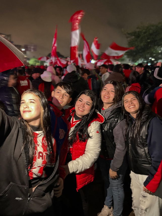 Los hinchas de Uni&oacute;n desafiaron al mal tiempo e hicieron su propia vigilia para recibir los 119 a&ntilde;os, m&aacute;s all&aacute; que se posterg&oacute; la oficial.